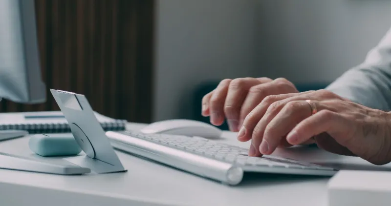 Mani e polsi sotto pressione: artrosi precoce nei lavoratori digitali e come difendersi