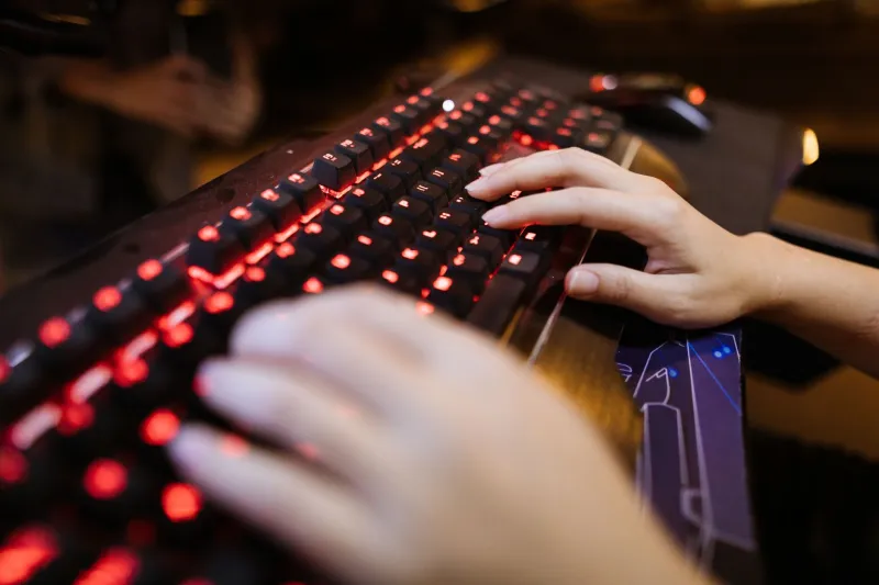 Artrosi precoce delle dita: il prezzo nascosto delle tastiere meccaniche per programmatori e musicisti