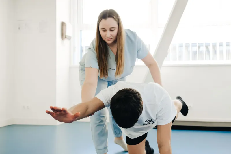 Caviglia instabile dopo i 50: come il sistema neuromuscolare cambia e perché la riabilitazione fa la differenza