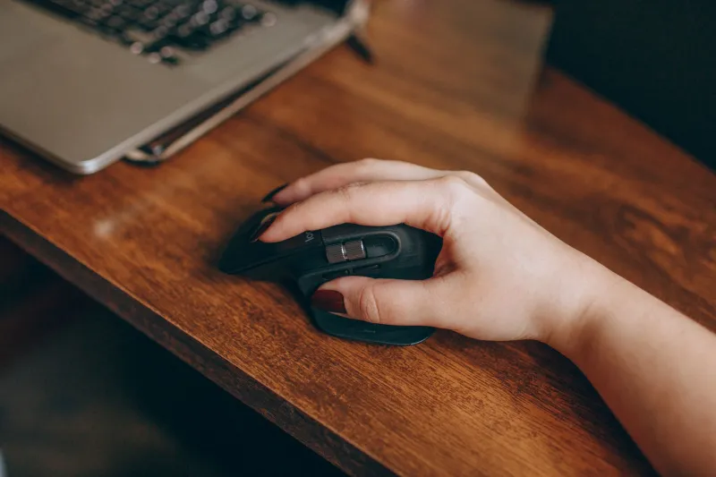Epicondilite laterale nell'era digitale: quando il mouse e il controller diventano nemici del gomito