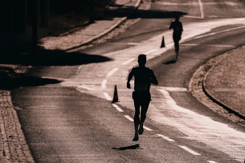 Fascite plantare e dolore al metatarso: come il runner urbano può proteggere i piedi senza smettere di correre