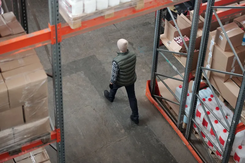 Piedi al limite nel magazzino e-commerce: fratture metatarsali e artrosi precoce tra i rischi ortopedici del lavoro logistico