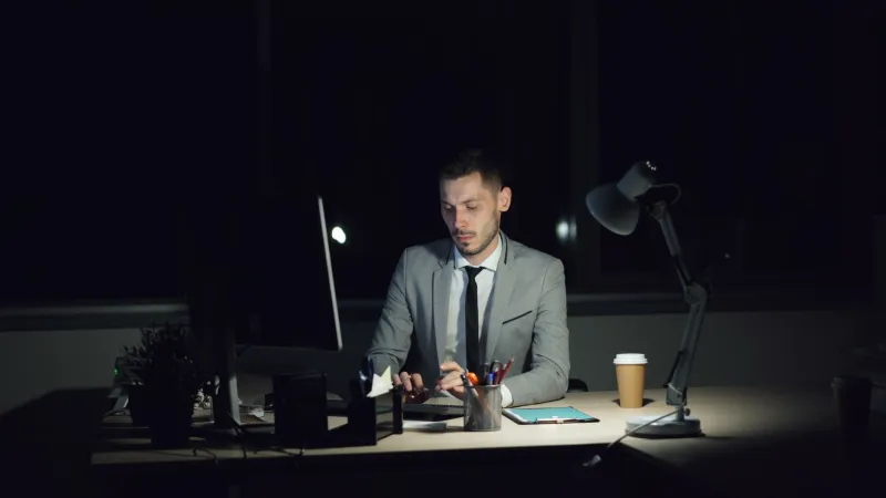 Dolore lombare e sciatica negli ingegneri DevOps: quando la reperibilità continua diventa un rischio per la colonna vertebrale