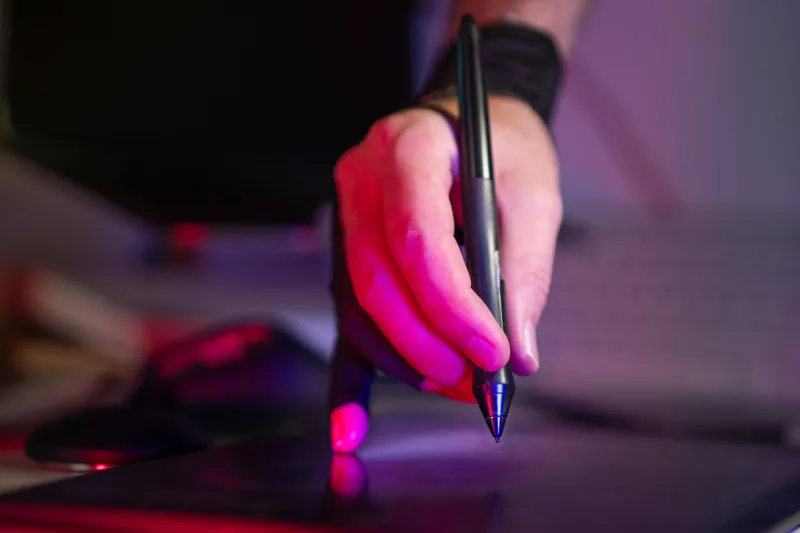Polso del grafico digitale: tavolette grafiche e stylus pen come fattori di rischio per l'artrite precoce