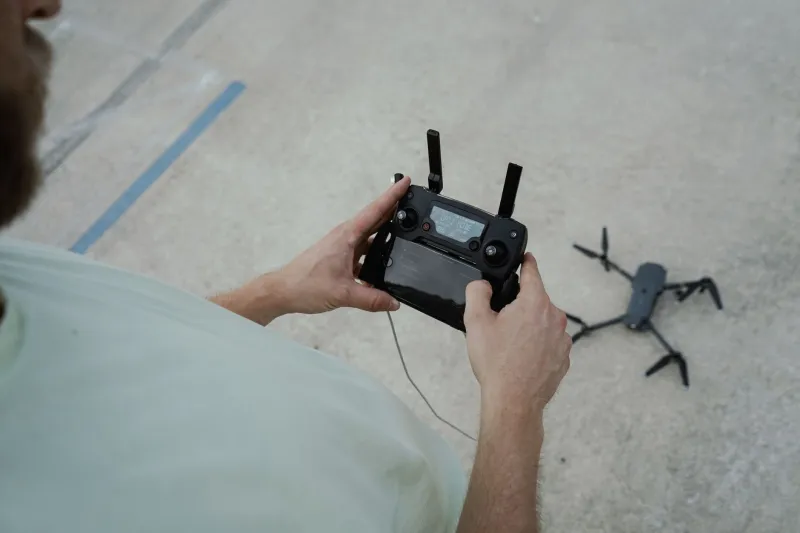Polso del pilota di droni: iperpronazione cronica e microtraumi nel controllo remoto professionale