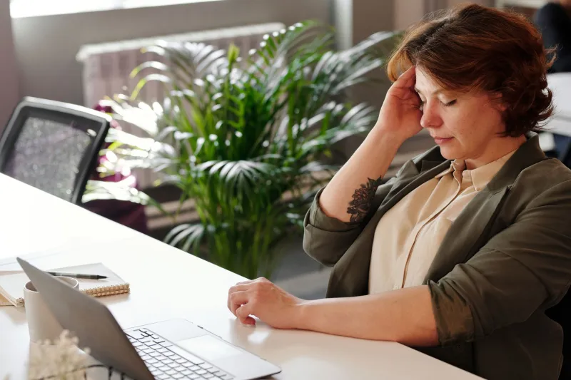 Smart working e vertebre cervicali: i segnali precoci dell'artrosi che non dovresti ignorare