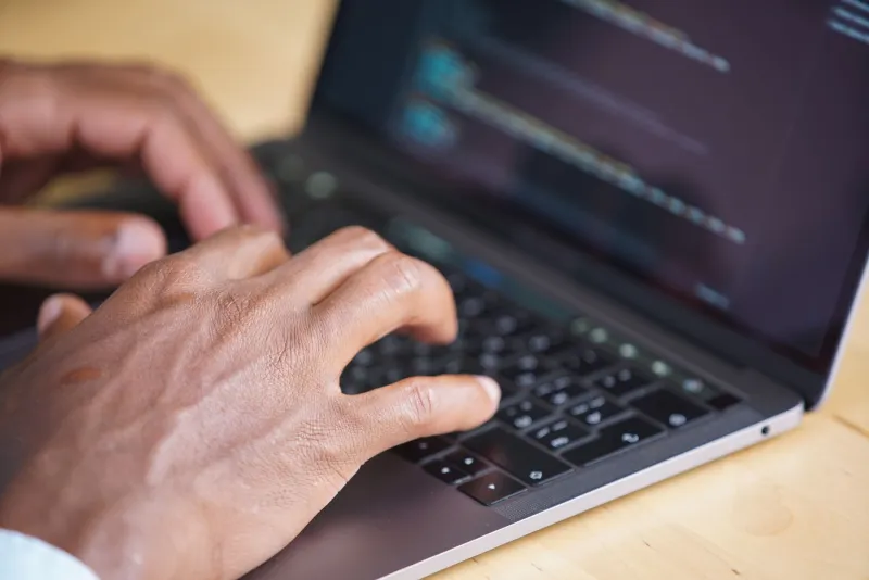 Tastiera, mouse e tendini sotto stress: come il lavoro da programmatore può sfociare in tendinite e sindrome del tunnel carpale