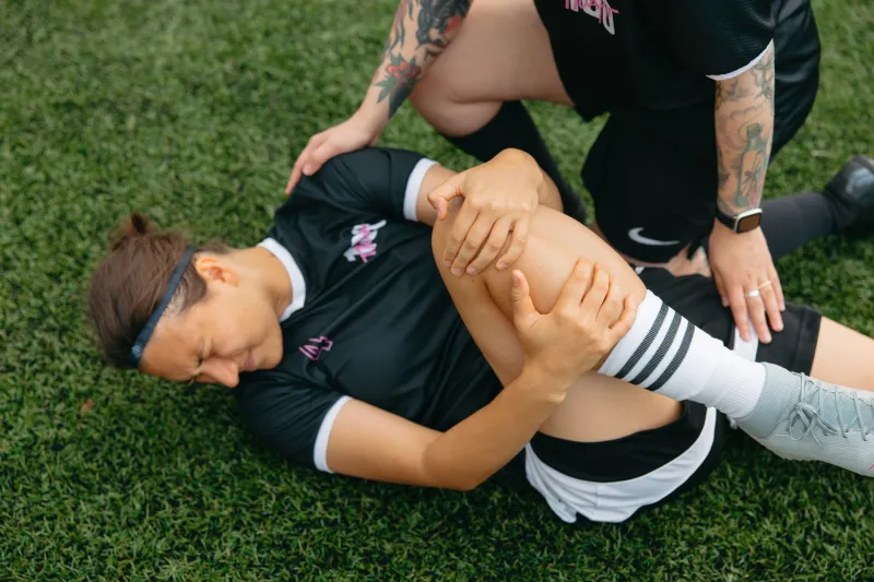 Il ginocchio del calciatore in preseason: perché il tendine rotuleo è il primo a cedere e come riconoscere i segnali prima che sia troppo tardi